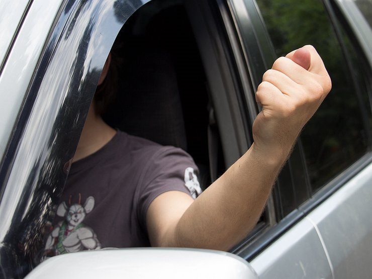 5 полезных водительских жестов на дороге, о которых мало кто знает
