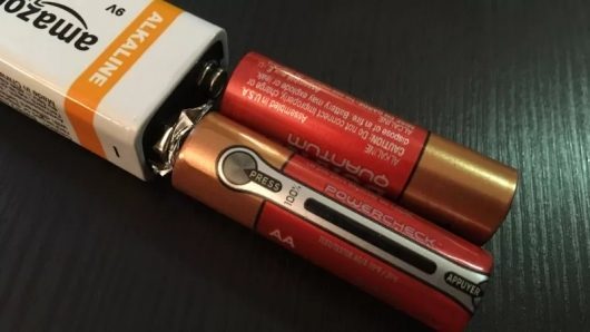 Как зарядить свой телефон от 9-вольтовой батарейки "Крона"?