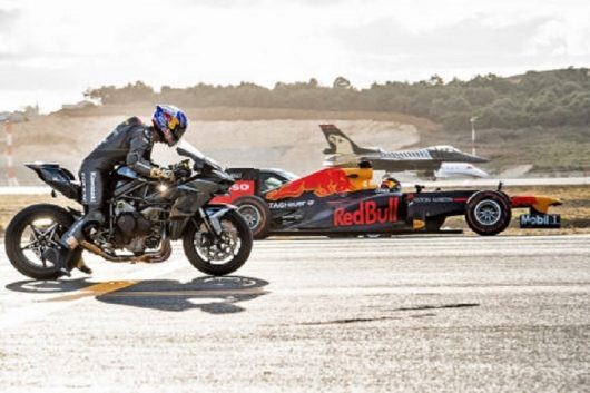 Тест: Кто быстрее мотоцикл, электрокар, болид F1 или самолет F16