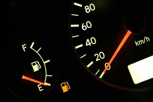 Частый перезапуск автомобиля или холостой ход: в каком режиме больше расход топлива?