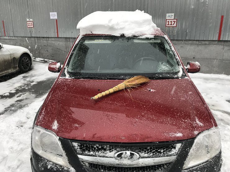 Чем опасен снег на крыше машины