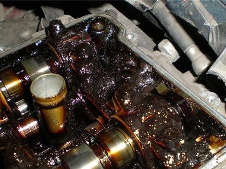 Чем опасно черное масло в моторе