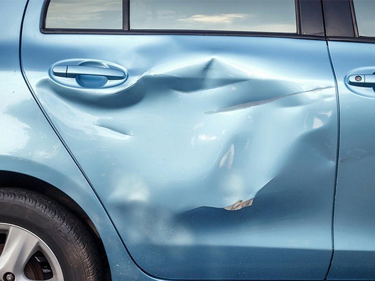 Что делать, если во время ремонта в автосервисе повредили машину