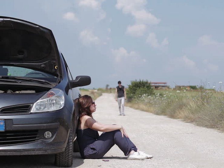 Что делают женщины, если в их машинах внезапно кончается бензин