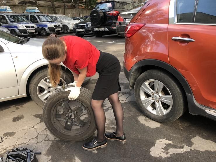 Девушка меняет колесо: домкрат под юбкой в первый раз