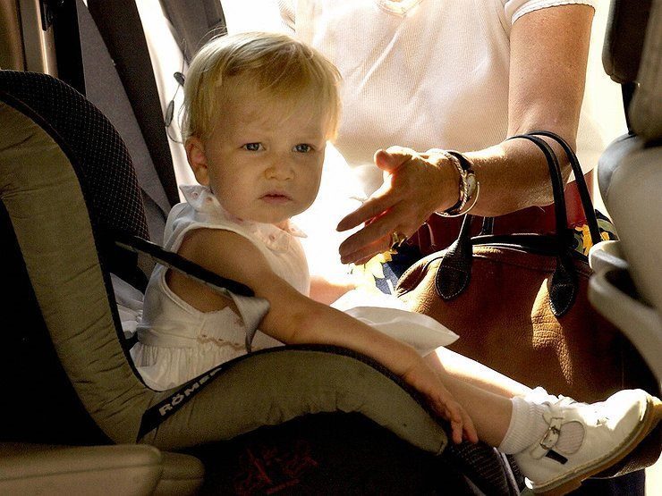 Где безопаснее ставить детское кресло в машине