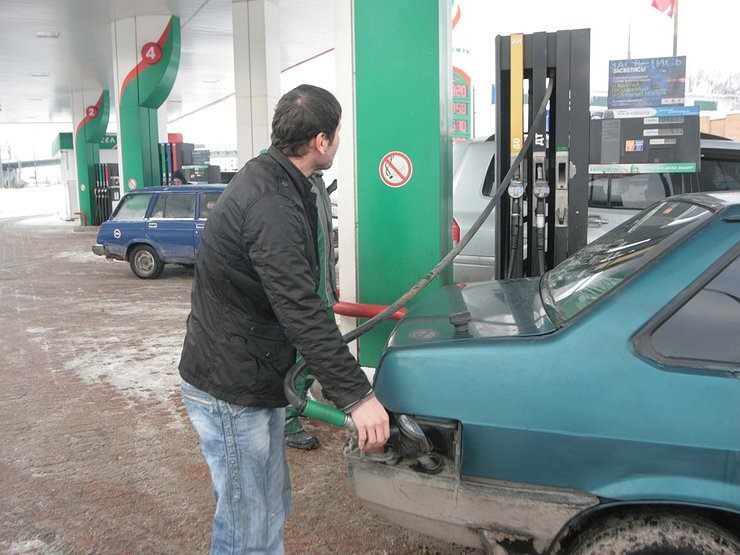 Гигантские очереди за бензином на АЗС появятся уже в апреле