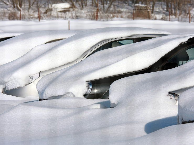 Как быстро и легко очистить машину от снега и льда