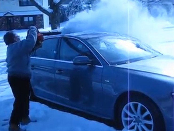 Как избавиться от снега на машине без щетки и скребка