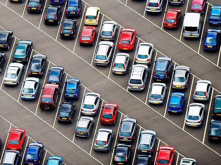 Как лучше парковаться к бордюру — задом или передом