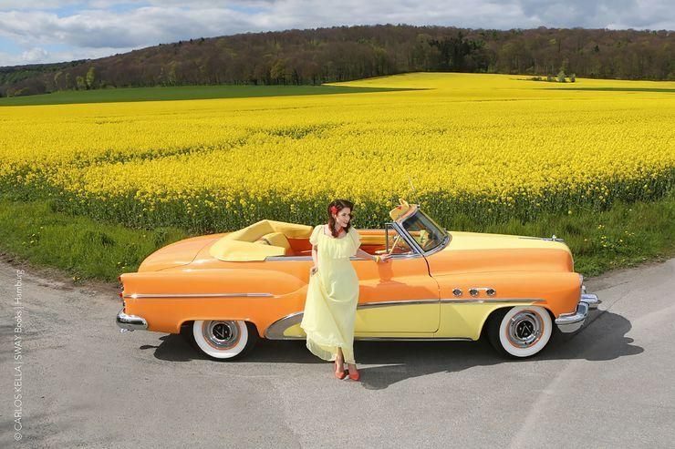 Культовые американские авто сфотографировали с пин-ап-моделями