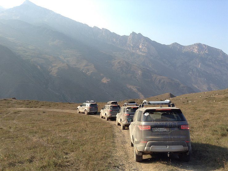Land Rover Discovery благополучно спустился с гор