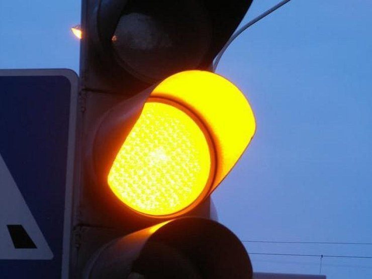 Можно ли ехать на желтый сигнал светофора