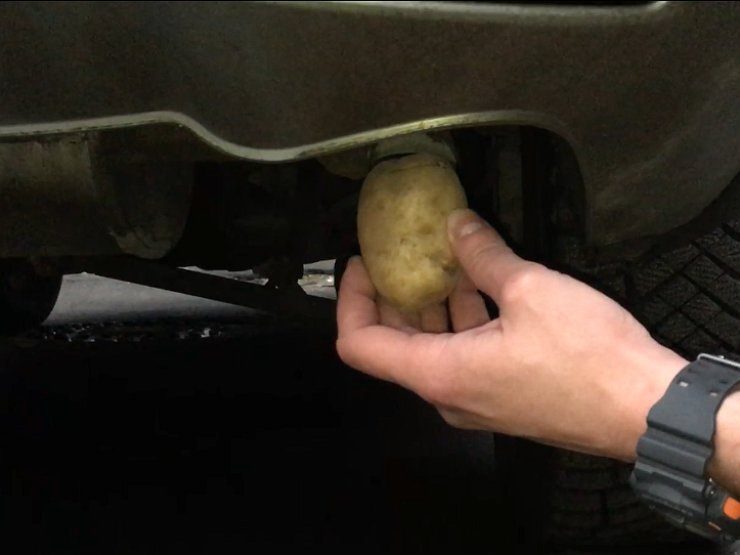 Можно ли отомстить соседу, забив картошку в выхлопную трубу его авто