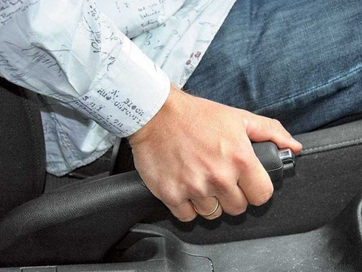 Можно ли тормозить ручником на ходу автомобиля