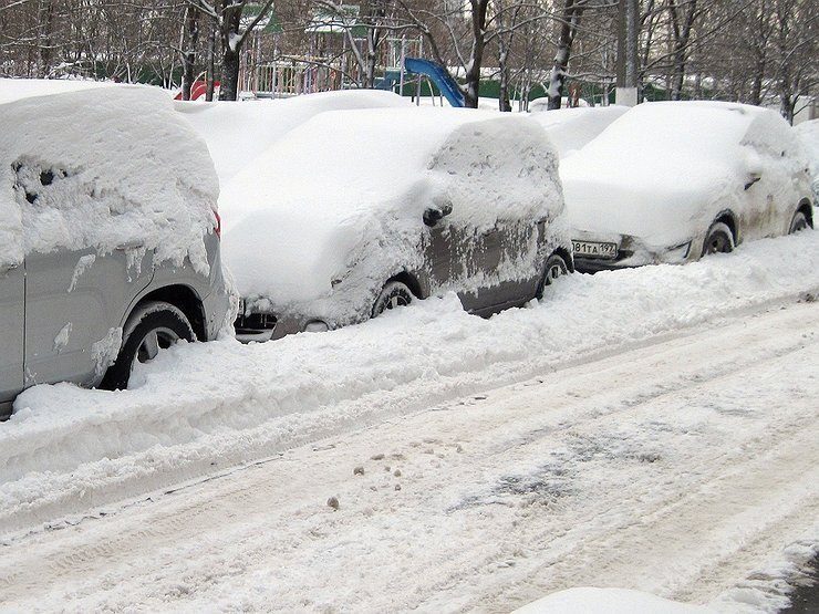 Опасно ли не чистить от снега долго стоящую машину