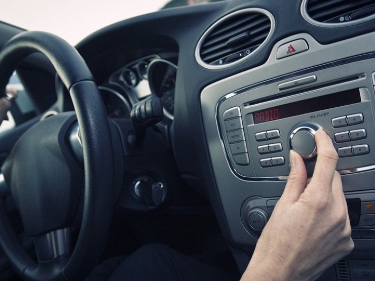 Переносной приемник в машине, или Как водители слушали музыку в прошлом веке