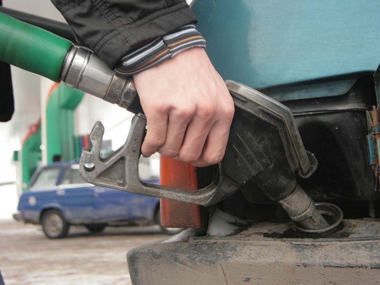 Работники АЗС начали массово воровать бензин у водителей