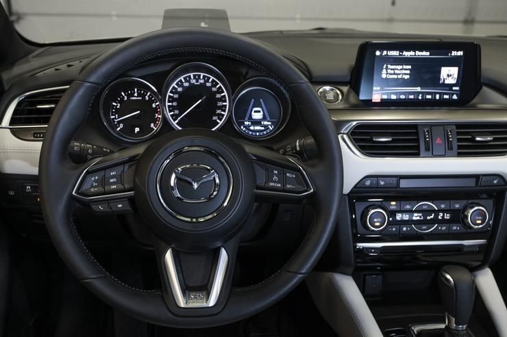 Тест-драйв обновленной Mazda6: обнимет, согреет, оглушит