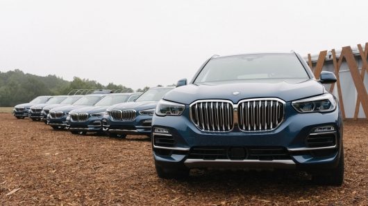 2019 BMW X5 может не только летать по шоссе, но и ползать по лесу: тест