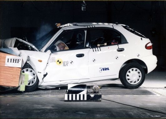 Ford Fiesta 1998 года разбили лоб в лоб с новой моделью 2018 года