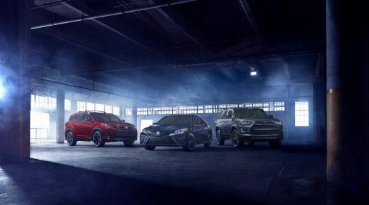Toyota представила спец издание Camry и Highlander «Nightshade»