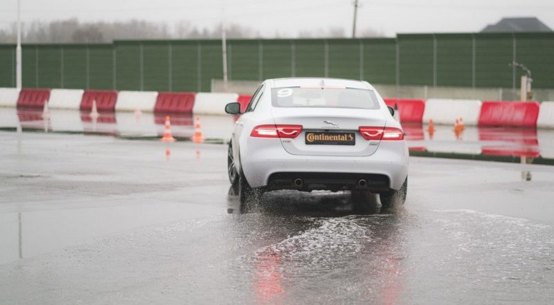 Шипы против липучки: сравнительный тест на полигоне Jaguar Land Rover