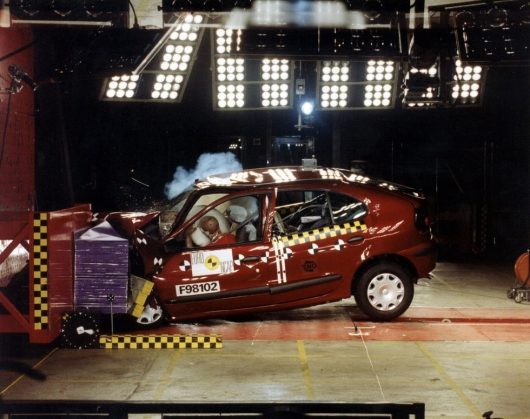 Ford Fiesta 1998 года разбили лоб в лоб с новой моделью 2018 года