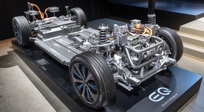 У него 12 см! Электрический кроссовер Mercedes-Benz EQC: обзор и видео