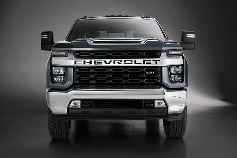 Новый Chevrolet Silverado HD: более мощный мотор и подножки позади кабины