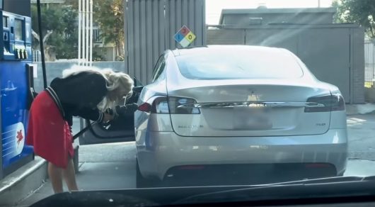 Видео: женщина пытается заправить Tesla на АЗС, это просто шедевр