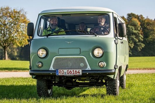 На «Буханке» по Германии: немецкий обзор юбилейного УАЗ 452