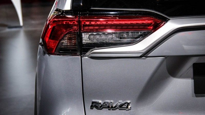 Всем не угодишь. Новая Toyota RAV4: обзор и видео