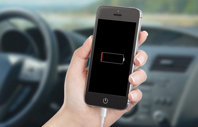 Два провода и немного хитрости: как зарядить телефон в машине без зарядного устройства?