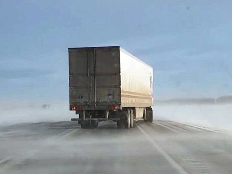 Почему автомобиль сносит с дороги от порыва ветра или после разъезда с грузовиком