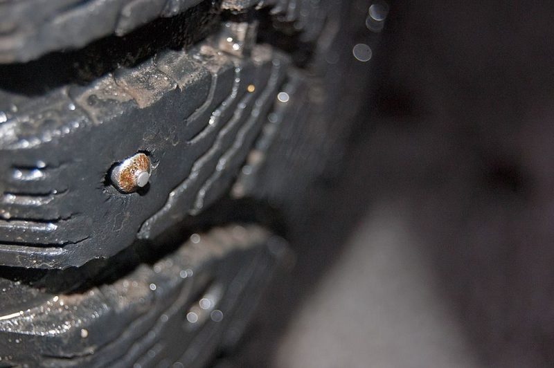Дошиповка облысевших зимних шин: бессмысленно и опасно. Или нет?
