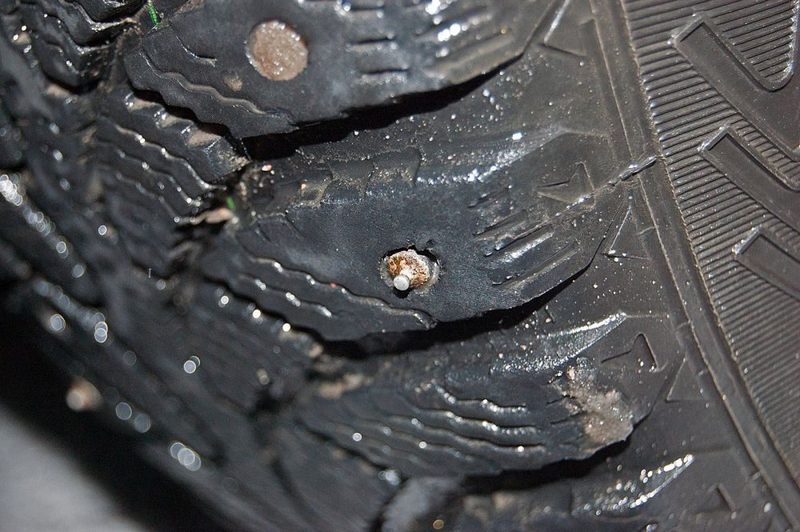 Дошиповка облысевших зимних шин: бессмысленно и опасно. Или нет?