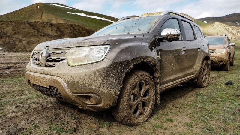 Полет над грунтовками и грязь на порогах: тест-драйв нового Renault Duster