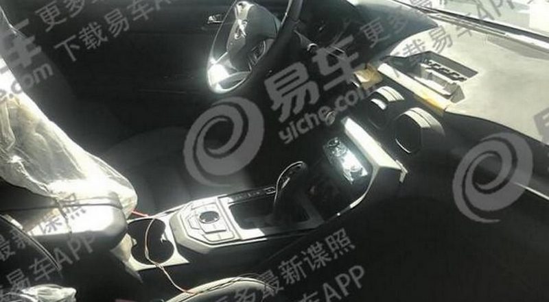 Китайский кросс с дизайном под Hyundai Santa Fe начал сбрасывать камуфляж