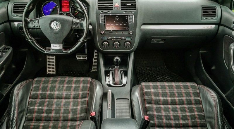 Современная память о великом пращуре: опыт владения Volkswagen Golf GTI Edition 30
