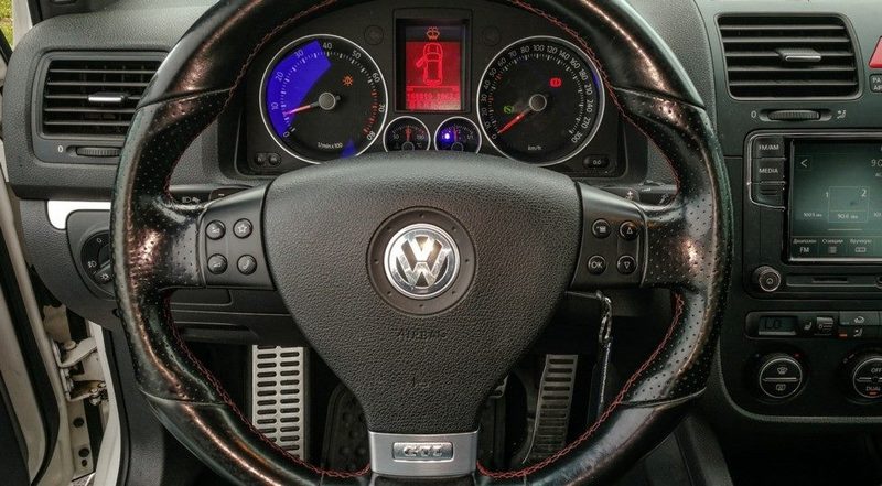Современная память о великом пращуре: опыт владения Volkswagen Golf GTI Edition 30