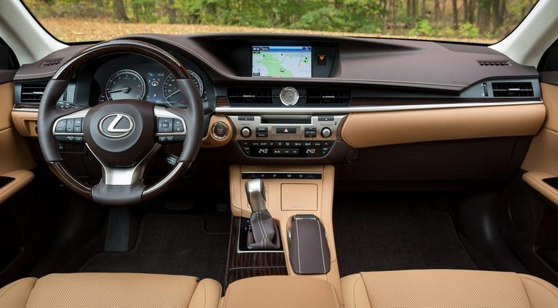 В стиле флагмана: официальные фото и видео нового Lexus ES