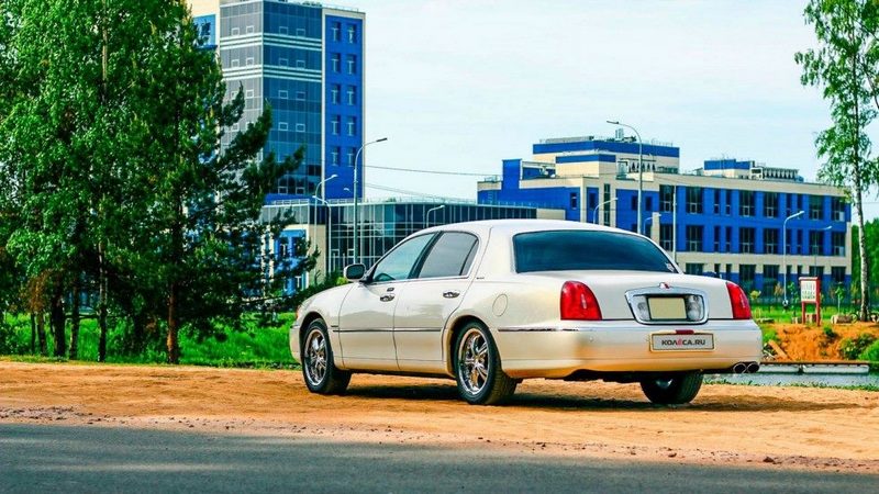 Выбери свою роль: опыт владения Lincoln Town Car III